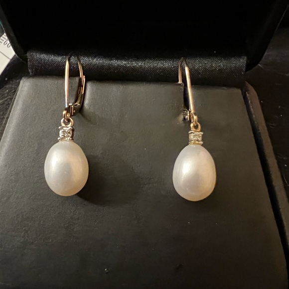 10k gold pear and diamond earrings. - Picture 3 of 4